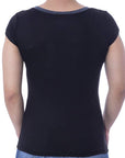 Playera bicolor de cuello redondo con silueta de logo bordado
