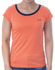 Playera bicolor de cuello redondo con silueta de logo bordado