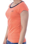Playera bicolor de cuello redondo con silueta de logo bordado