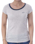 Playera bicolor de cuello redondo con silueta de logo bordado