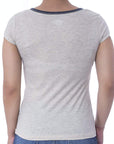 Playera bicolor de cuello redondo con silueta de logo bordado