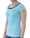Playera bicolor de cuello redondo con silueta de logo bordado
