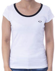 Playera bicolor de cuello redondo con silueta de logo bordado
