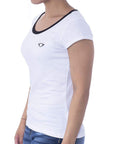 Playera bicolor de cuello redondo con silueta de logo bordado
