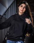 Sudadera negra unisex parche manitas