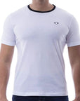 Playera bicolor de cuello redondo con silueta de logo bordado