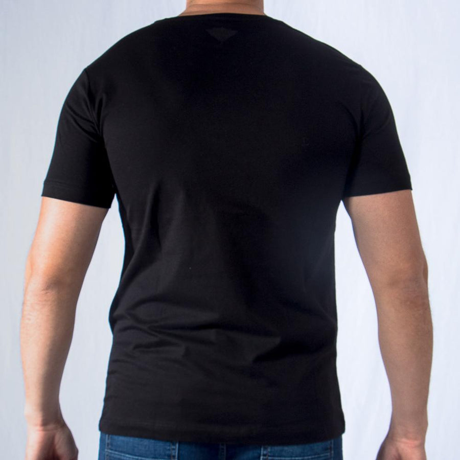 Imagen trasera de playera cuello redondo con logo color negro marca Bros Club