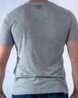 Imagen trasera de playera cuello redondo con logo color gris marca Bros Club