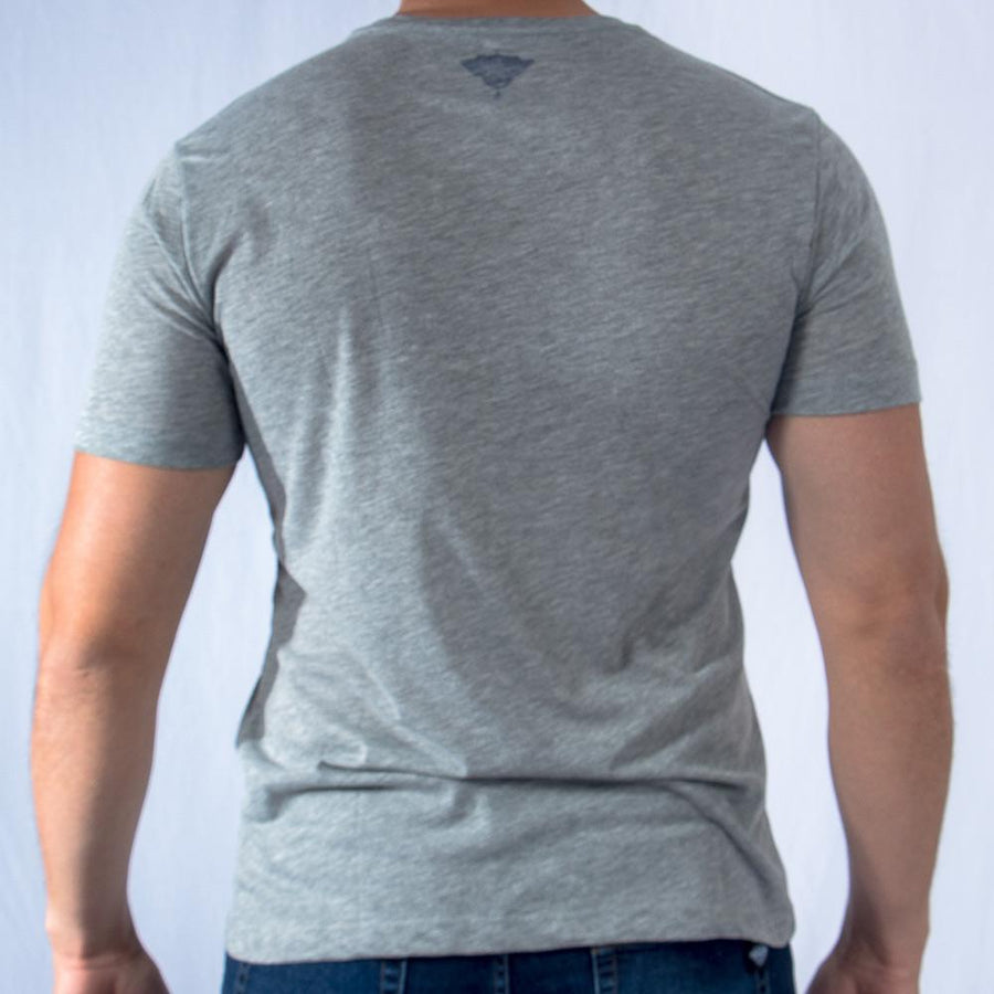 Imagen trasera de playera cuello redondo con logo color gris marca Bros Club