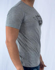 Imagen de lado playera cuello redondo con logo color gris marca Bros Club