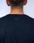 Imagen trasera de playera cuello redondo con logo color marino marca Bros Club