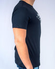Imagen de lado playera cuello redondo con logo color marino marca Bros Club