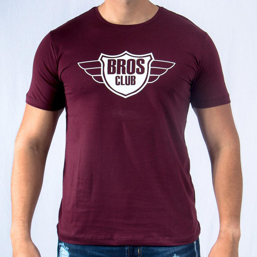 Imagen de frente playera cuello redondo con logo color vino marca Bros Club