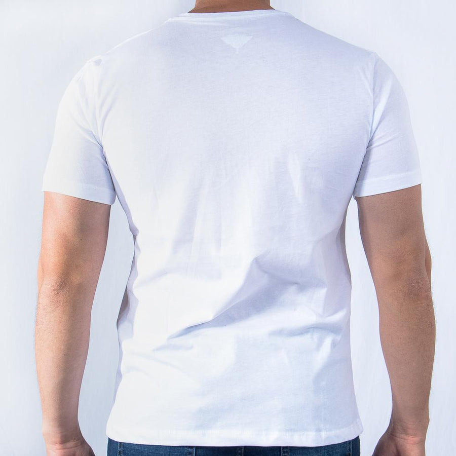 Imagen trasera de playera cuello redondo con logo classic color blanco marca Bros Club