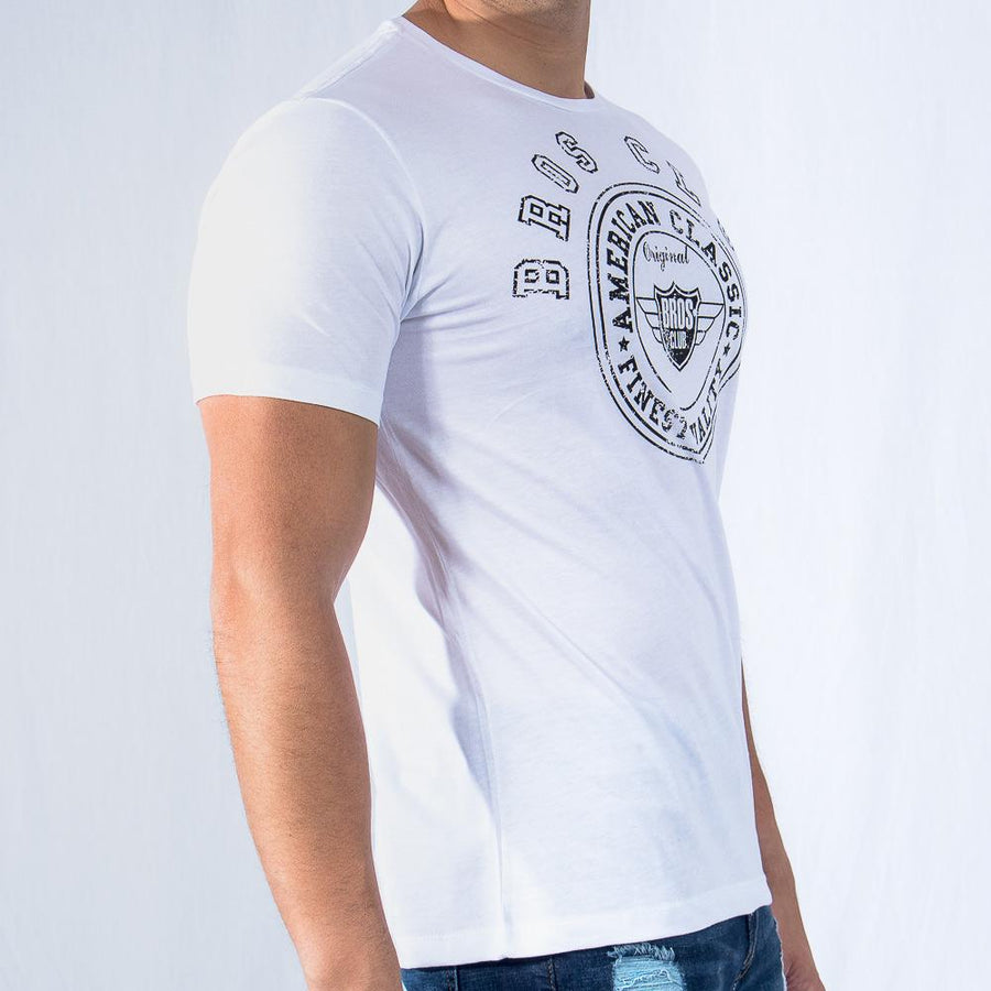 Imagen de lado playera cuello redondo con logo classic color blanco marca Bros Club