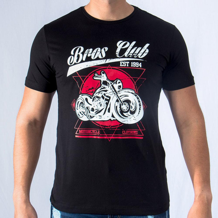 Imagen de frente playera cuello redondo con diseño de moto color negro marca Bros Club