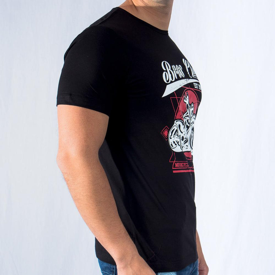 Imagen de lado playera cuello redondo con diseño de moto color negro marca Bros Club