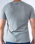 Imagen de espalda playera cuello redondo con diseño de moto color gris marca Bros Club