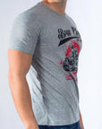 Imagen de lado playera cuello redondo con diseño de moto color gris marca Bros Club