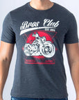 Imagen de frente playera cuello redondo con diseño de moto color gris oxford marca Bros Club