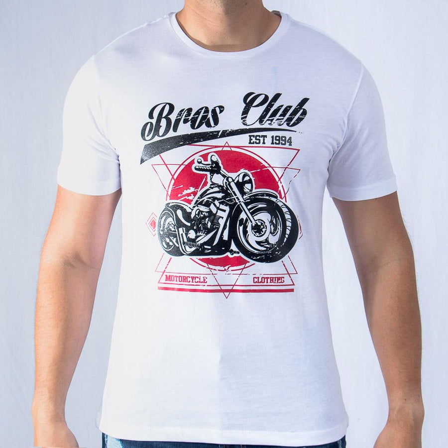 Imagen de frente playera cuello redondo con diseño de moto color blanco marca Bros Club