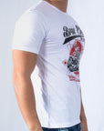 Imagen de lado playera cuello redondo con diseño de moto color blanco marca Bros Club