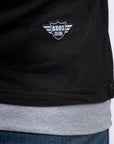Imagen de acercamiento de playera de manga larga con cuello redondo color negro con gris jaspe marca Bros Club