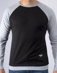 Imagen de frente playera de manga larga con cuello redondo color negro con gris jaspe marca Bros Club