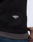 Imagen de acercamiento de playera de manga larga con cuello redondo color negro con gris oxford marca Bros Club