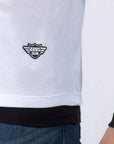 Imagen de acercamiento de playera de manga larga con cuello redondo color blanco con negro marca Bros Club