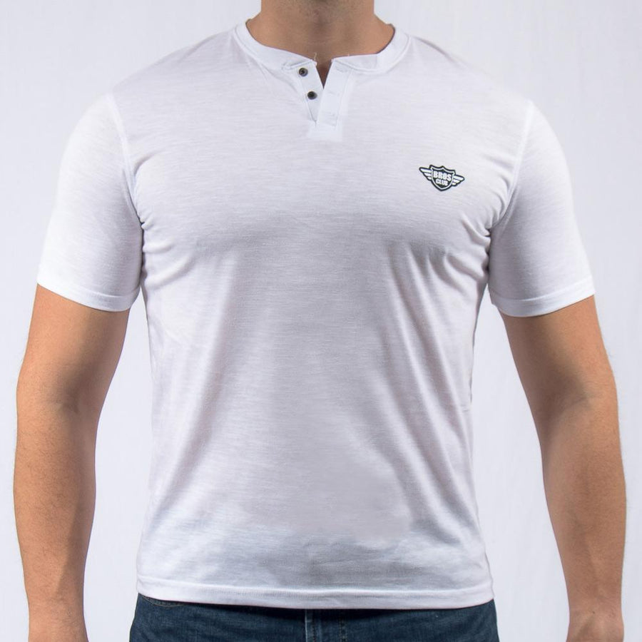 Imagen de frente playera de botones color blanco marca Bros Club