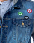 Imagen de acercamiento a chamarra de jeans con gorro y mangas de tela marca Bros Club para hombre.