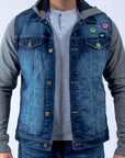 Imagen de frente chamarra abierta de jeans con gorro y mangas de tela marca Bros Club para hombre.