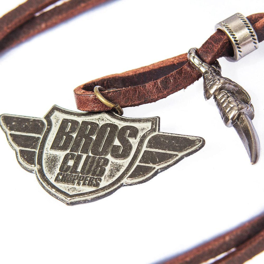 Imagen de cerca de collar alas Bros con cordón de piel café