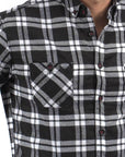 Imagen de acercamiento a camisa de cuadros color negro para hombre marca Bros Club.