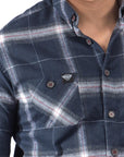 Imagen de acercamiento a camisa de cuadros color azul para hombre marca Bros Club.