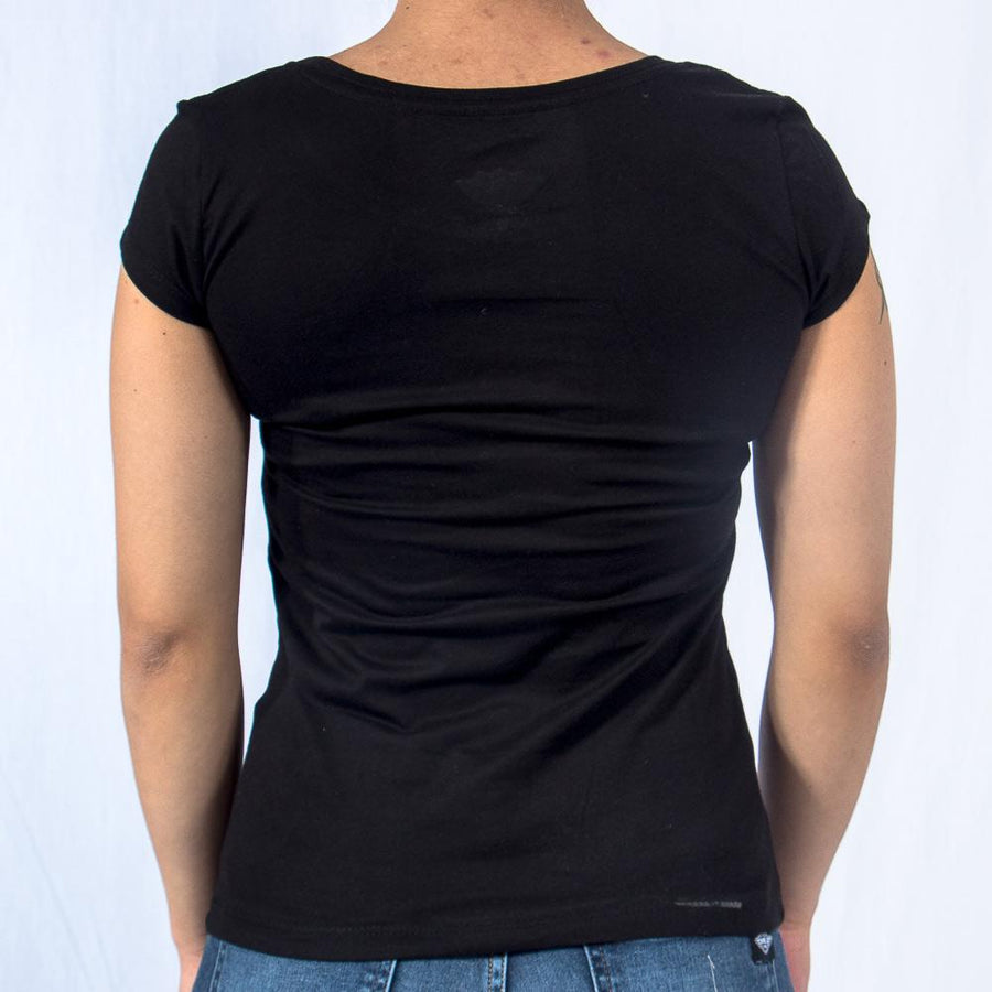 Imagen de espalda playera cuello redondo con logo Bros Club color negro para mujer marca Bros Club