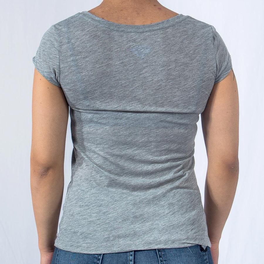 Imagen de espalda playera cuello redondo con logo Bros Club color gris para mujer marca Bros Club