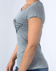 Imagen de lado playera cuello redondo con logo Bros Club color gris para mujer marca Bros Club