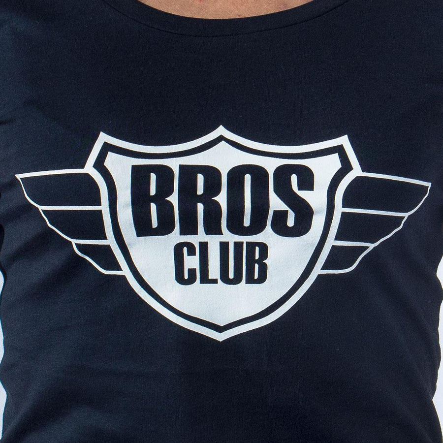Imagen de acercamiento de playera cuello redondo con logo Bros Club color marino para mujer marca Bros Club