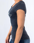 Imagen de lado playera cuello redondo con logo Bros Club color gris oxford para mujer marca Bros Club