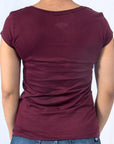 Imagen de espalda playera cuello redondo con logo Bros Club color vino para mujer marca Bros Club