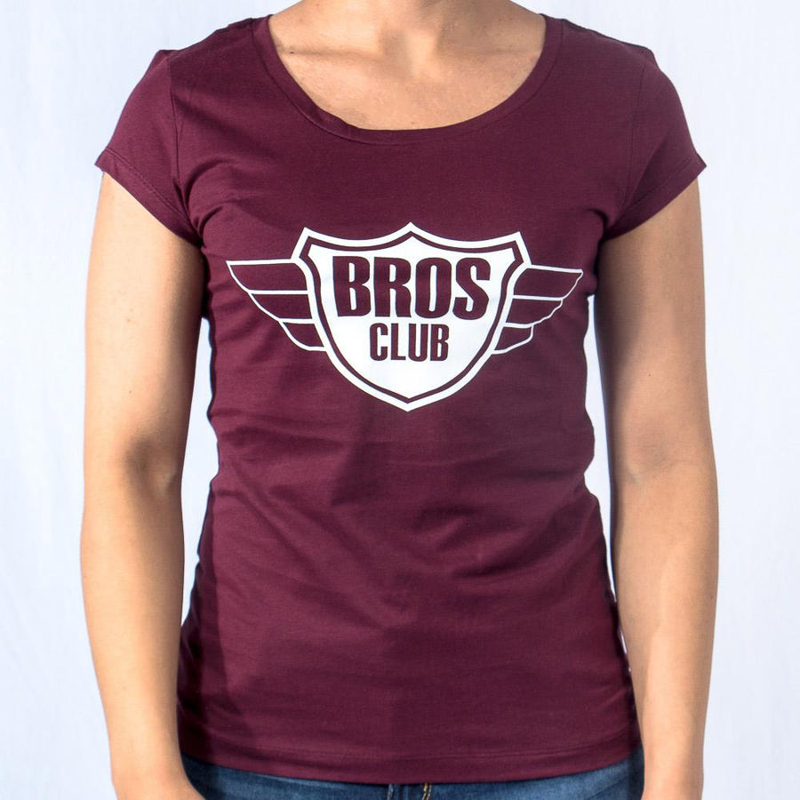 Imagen de frente playera cuello redondo con logo Bros Club color vino para mujer marca Bros Club