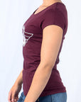 Imagen de lado playera cuello redondo con logo Bros Club color vino para mujer marca Bros Club