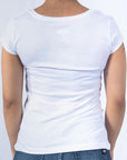 Imagen de espalda playera cuello redondo con logo Bros Club color blanco para mujer marca Bros Club