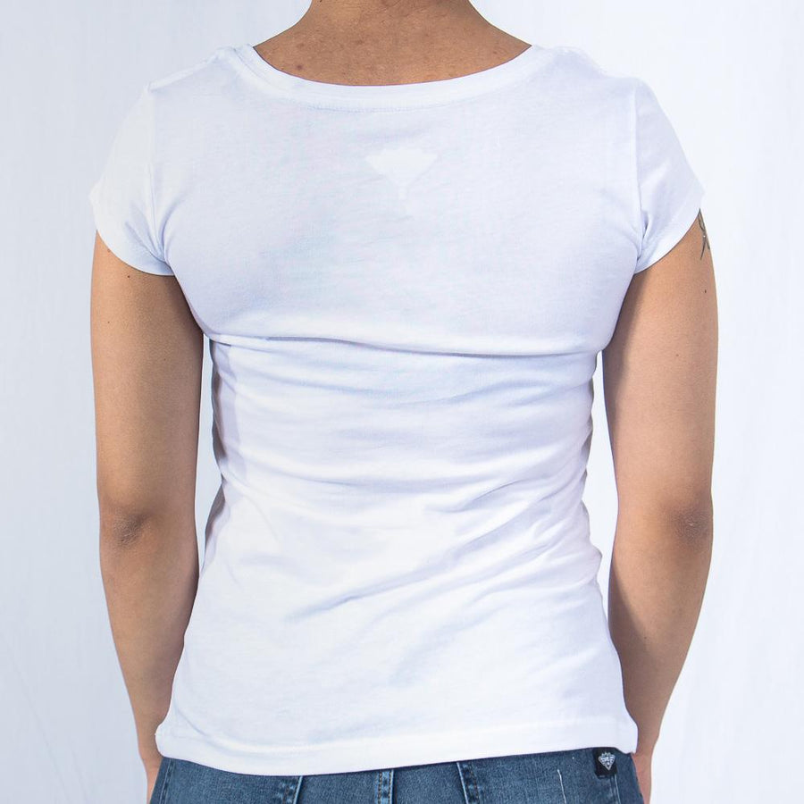 Imagen de espalda playera cuello redondo con logo Bros Club color blanco para mujer marca Bros Club