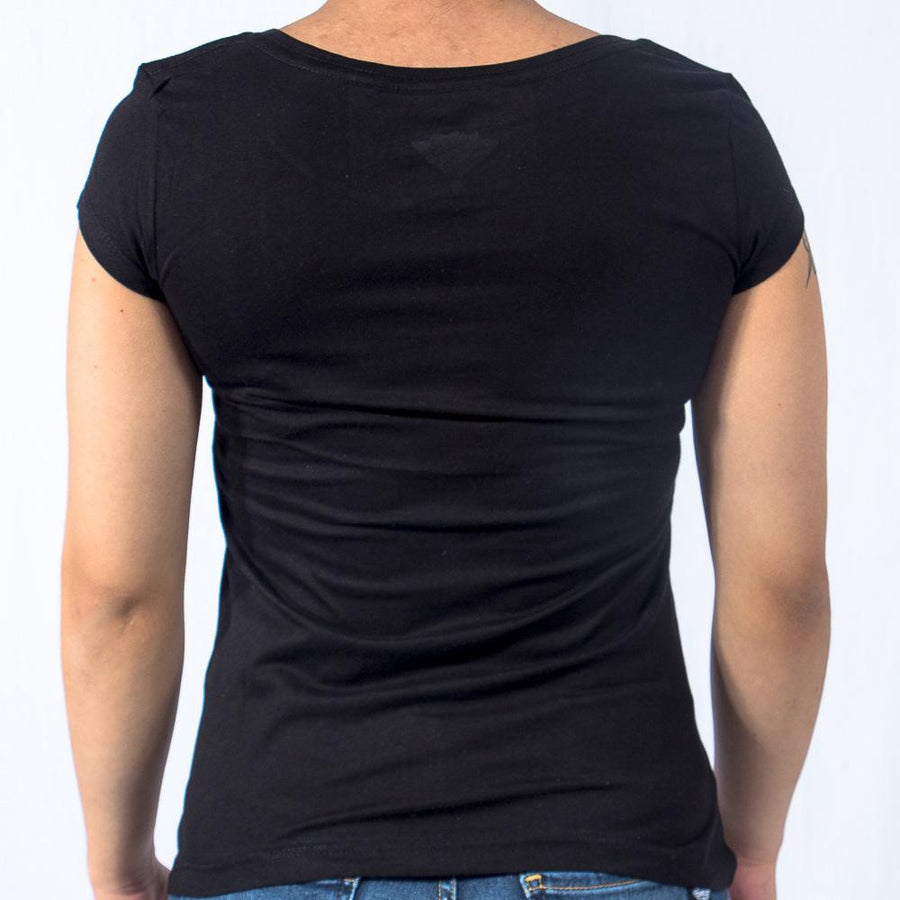 Imagen trasera de playera cuello redondo con logo classic color negro para mujer marca Bros Club