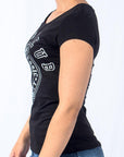 Imagen de lado playera cuello redondo con logo classic color negro para mujer marca Bros Club