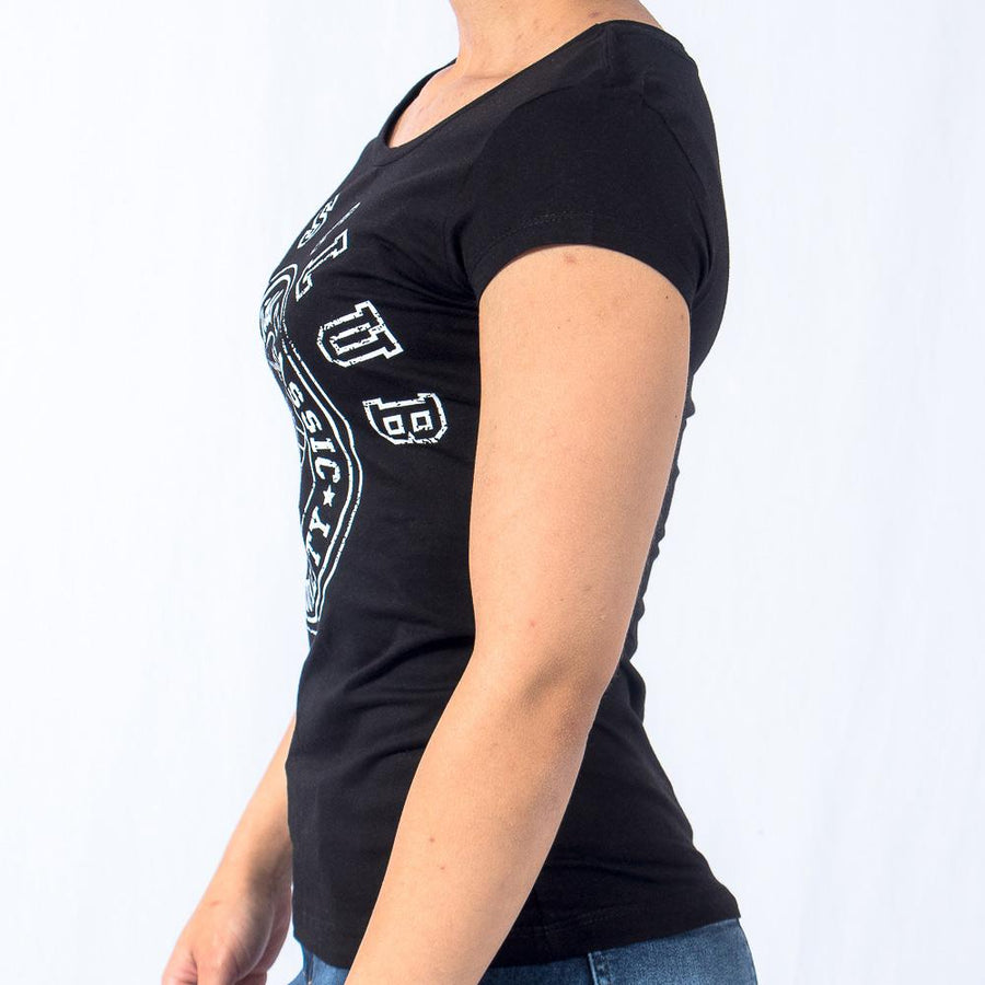 Imagen de lado playera cuello redondo con logo classic color negro para mujer marca Bros Club