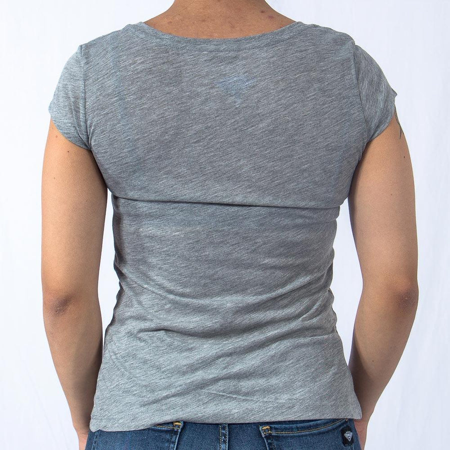 Imagen trasera de playera cuello redondo con logo classic color gris para mujer marca Bros Club